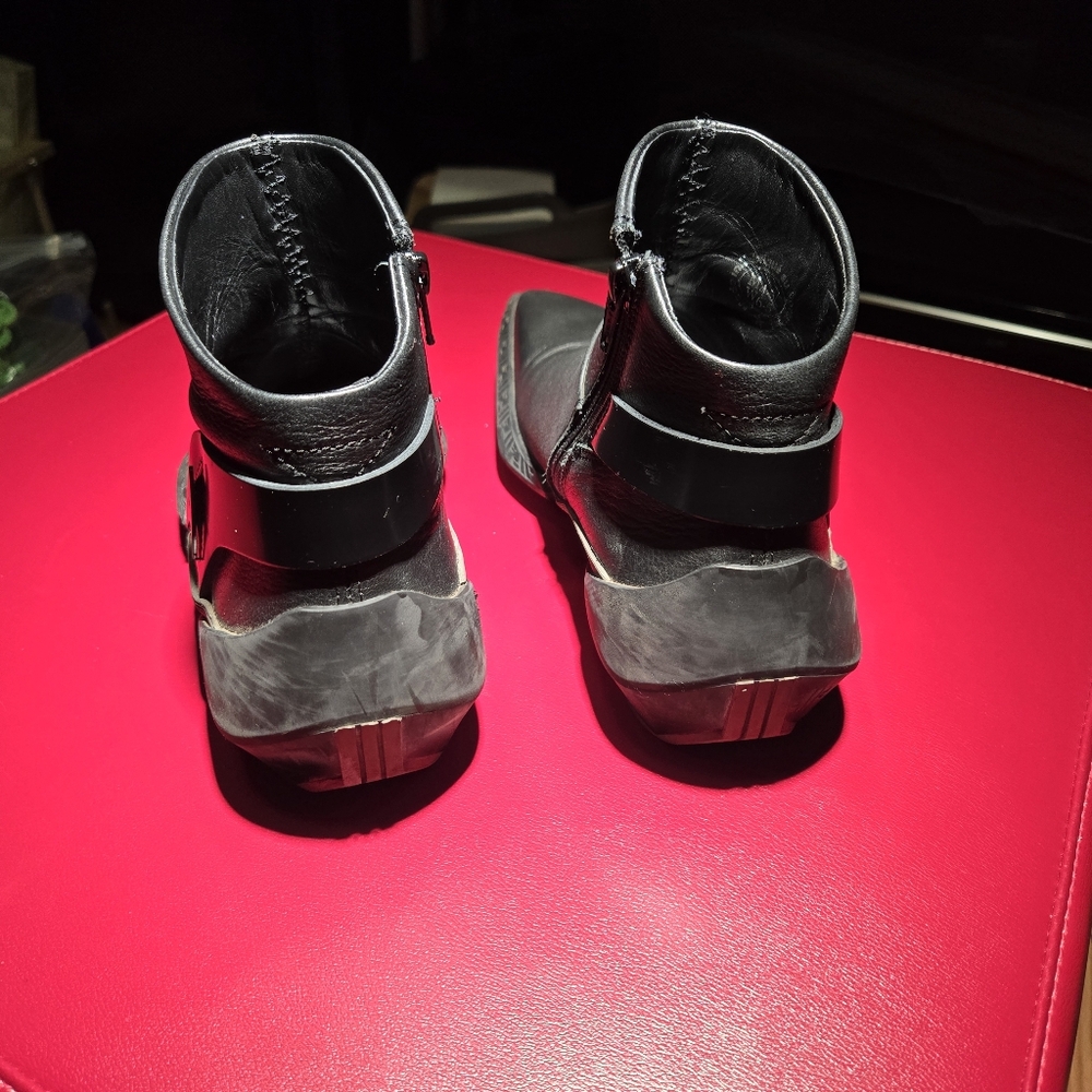 Fluevog x Star Trek: Strange New Worlds™ Cadet boots 6.5 - Picture 4 of 7